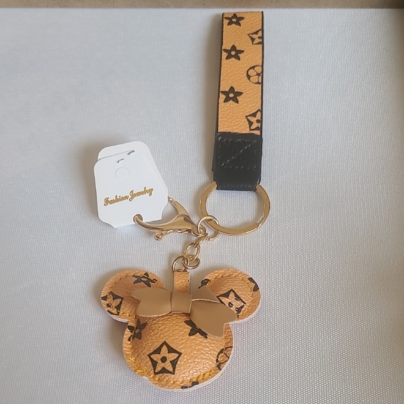 Stylish Iconic Tan Mouse Ears Keychain - Picture 3 of 7